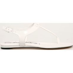 Calvin Klein - Sandały. Czarne klapki damskie Calvin Klein, bez wzorów, z gumy, bez obcasa, na obcasie. W wyprzedaży za 239,90 zł.