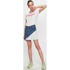 Wrangler - Top. Białe bluzki damskie marki Wrangler, s, z nadrukiem, z bawełny, casualowe, z okrągłym kołnierzem, z krótkim rękawem. Za 99,90 zł.