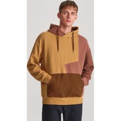 Bluza z kolorowymi wstawkami - Beżowy. Brązowe bluzy męskie Reserved, s, bez wzorów, bez kołnierzyka, bez rękawów, bez kaptura. W wyprzedaży za 79,99 zł.