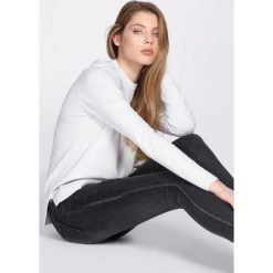 Biały Sweter Demanding. Białe bez kategorii marki Born2be, xl, z dzianiny, z okrągłym kołnierzem. Za 59,99 zł.