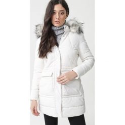 Biała Kurtka Cari. Białe kurtki damskie Born2be, na zimę, s, bez wzorów, długie. Za 229,99 zł.