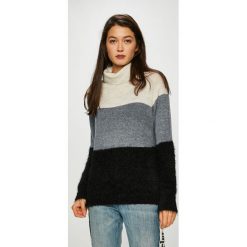 Jacqueline de Yong - Sweter Elsa. Czarne swetry damskie Jacqueline de Yong, s, z nadrukiem, z elastanu, z krótkim rękawem, krótkie, bez kaptura. W wyprzedaży za 59,90 zł.