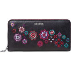 Desigual Nanit Portfel Czarny. Czarne portfele damskie Desigual, z haftami, z materiału. Za 274,95 zł.