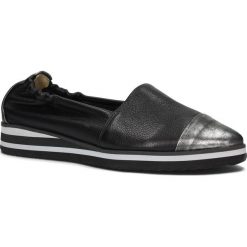 Czarne espadryle na gumowej podeszwie 77L. Czarne espadryle damskie Neścior, bez wzorów, ze skóry, bez obcasa. W wyprzedaży za 149,00 zł.
