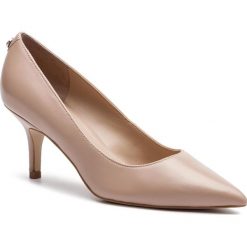 Szpilki GUESS - Dessie4 FL7DES LEA08 NUDE. Brązowe półbuty damskie Guess, z aplikacjami, ze skóry ekologicznej, eleganckie, bez obcasa, na obcasie, bez zapięcia. W wyprzedaży za 319,00 zł.