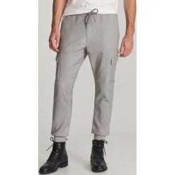 Spodnie jogger slim - Jasny szary. Szare spodnie męskie Reserved, m, bez wzorów. Za 149,99 zł.