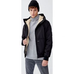 Kurtka z kapturem i podszewką ze sztucznego baranka. Czarne kurtki męskie Pull&Bear, m, bez wzorów, z kapturem. Za 229,00 zł.
