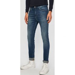 Tommy Jeans - Jeansy Simon. Niebieskie jeansy męskie Tommy Jeans, bez wzorów. W wyprzedaży za 339,90 zł.