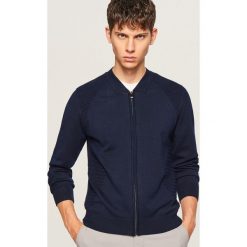 Sweter ze strukturalnymi elementami - Granatowy. Niebieskie swetry klasyczne męskie marki Reserved, l. Za 99,99 zł.
