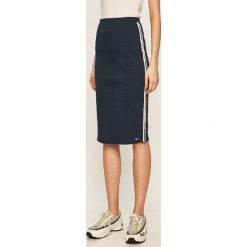 Tommy Jeans - Spódnica. Różowe spódniczki damskie Tommy Jeans, na co dzień, s, z aplikacjami, z elastanu, casualowe, midi, ołówkowe. Za 359,90 zł.