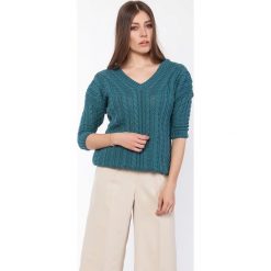 Morski Luźny Sweter o Warkoczowym Splocie z Dekoltem V. Zielone swetry damskie Molly.pl, s, bez wzorów, z jeansu, eleganckie, bez rękawów, bez kaptura. Za 169,90 zł.
