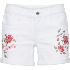 Szorty dżinsowe z haftem bonprix biały denim. Białe jeansy damskie bonprix, na lato, z haftami, z jeansu. Za 89,99 zł.