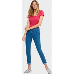 Top z ozdobną koronką. Szare bluzki damskie Greenpoint, w koronkowe wzory, z elastanu, bez kołnierzyka. Za 39,99 zł.