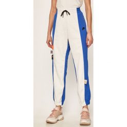 Nike Sportswear - Spodnie. Szare spodnie damskie s, z bawełny. Za 299,90 zł.