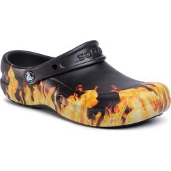 Klapki CROCS - Bistro Graphic Clog 204044 Black. Czarne klapki damskie Crocs, bez wzorów, z tworzywa sztucznego, bez obcasa. W wyprzedaży za 189,00 zł.