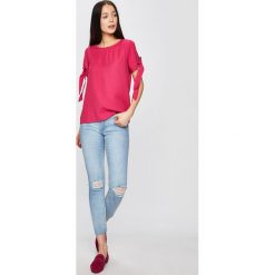 Medicine - Top Basic. Białe bluzki damskie MEDICINE, s, w paski, z poliesteru, z okrągłym kołnierzem. W wyprzedaży za 49,90 zł.