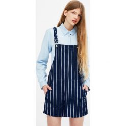 Jeansowa sukienka ogrodniczka w paski. Szare sukienki damskie marki Pull&Bear, w paski, z jeansu. Za 89,90 zł.