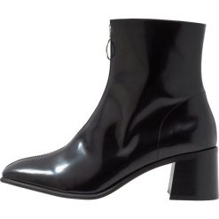 E8 BY MIISTA SAGA Botki black florentique. Czarne botki damskie marki E8 BY MIISTA, ze skóry ekologicznej, klasyczne, bez obcasa, bez zapięcia. Za 669,00 zł.