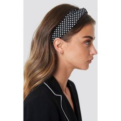 NA-KD Accessories Opaska w kropki - Black. Czarne opaski damskie marki NA-KD Accessories, bez wzorów, z poliesteru. Za 32,00 zł.