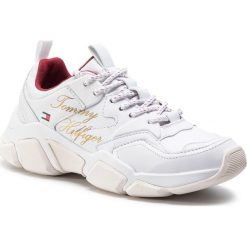 Sneakersy TOMMY HILFIGER - Cny Chunky Trainer FW0FW04258 White 100. Białe półbuty damskie TOMMY HILFIGER, ze skóry ekologicznej. W wyprzedaży za 449,00 zł.