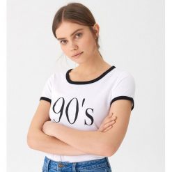 T-shirt z nadrukiem 90's - Biały. Białe t-shirty damskie House, s, z nadrukiem, bez kołnierzyka. Za 29,99 zł.