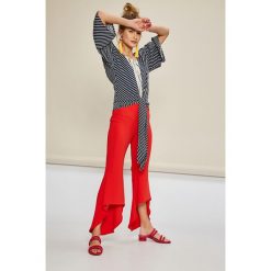 Answear - Spodnie Stripes Vibes. Czerwone spodnie damskie ANSWEAR, s, bez wzorów, z poliesteru, casualowe. W wyprzedaży za 39,90 zł.