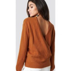NA-KD Trend Dzianinowy sweter z kopertowym tyłem - Brown. Brązowe swetry klasyczne damskie NA-KD Trend, z dzianiny, z kopertowym dekoltem. Za 121,95 zł.