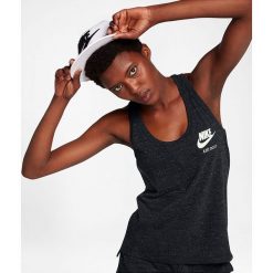 Top sportowy w kolorze czarnym. Czarne topy damskie Nike Women, m, z nadrukiem, z bawełny, z okrągłym kołnierzem. W wyprzedaży za 66,95 zł.