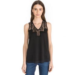 Guess Top Czarny. Czarne podkoszulki damskie Guess, s, w koronkowe wzory, z poliesteru. Za 307,95 zł.