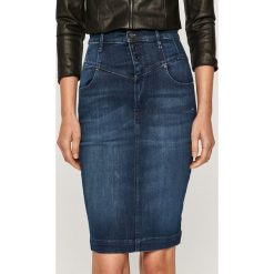 Guess Jeans - Spódnica jeansowa. Niebieskie spódniczki damskie Guess Jeans, na co dzień, s, z aplikacjami, z bawełny, casualowe, z podwyższonym stanem, midi, ołówkowe. Za 479,90 zł.