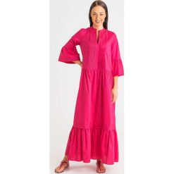 SUKIENKA twinset. Różowe sukienki damskie Twinset, na imprezę, bez wzorów, z elastanu, z włoskim kołnierzykiem, bez rękawów, maxi. Za 989,00 zł.