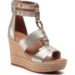 Espadryle UGG - W Kolfax 1107875 Gold. Żółte espadryle damskie Ugg, bez wzorów, ze skóry ekologicznej, bez obcasa, na obcasie. W wyprzedaży za 479,00 zł.