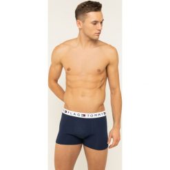 Bokserki TOMMY HILFIGER UM0UM01367. Niebieskie bokserki męskie TOMMY HILFIGER, bez wzorów, z elastanu. W wyprzedaży za 99,00 zł.