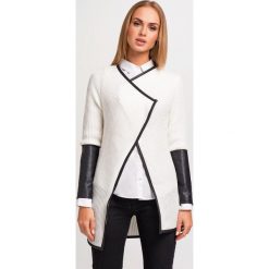 Ecru Stylowy Sweter Narzutka z Dodatkiem Eco-Skóry. Szare bolerka i narzutki damskie marki Molly.pl, uniwersalny, ze skóry. Za 89,90 zł.
