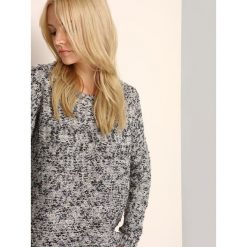 SWETER DŁUGI RĘKAW DAMSKI. Szare swetry damskie Top Secret, na zimę, bez wzorów, z dzianiny, klasyczne, z długim rękawem, długie, bez kaptura. W wyprzedaży za 49,99 zł.