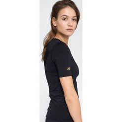 Koszulka treningowa damska TSDF115 - czarny. Czarne t-shirty damskie 4f, bez wzorów, z poliesteru, z dekoltem na plecach, bez rękawów. W wyprzedaży za 59,99 zł.