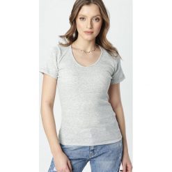 Jasnoszary T-shirt Blomsea. Szare t-shirty damskie Born2be, s, bez wzorów, z dzianiny, sportowe, bez kołnierzyka. Za 39,99 zł.
