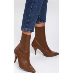 Camelowe Botki Cheerfulness. Brązowe botki damskie Renee, ze skóry, na wysokim obcasie. Za 109,99 zł.