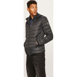 EA7 Emporio Armani - Kurtka puchowa. Czarne płaszcze męskie EA7 Emporio Armani, xl, bez wzorów, z poliesteru, krótkie, z kapturem. Za 1299,00 zł.