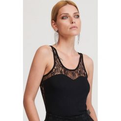 Top z koronką - Czarny. Czarne topy damskie Reserved, s, w koronkowe wzory, z koronki, bez kołnierzyka. Za 39,99 zł.
