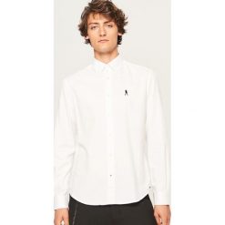 Koszula regular fit - Biały. Białe koszule męskie marki Reserved, l. W wyprzedaży za 49,99 zł.