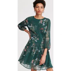 Sukienka w kwiaty - Khaki. Brązowe sukienki damskie Reserved, w kwiaty, bez kołnierzyka, bez rękawów. Za 159,99 zł.