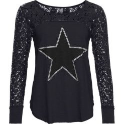 Długi shirt z długim rękawem z koronką i nadrukiem z motywem gwiazdy bonprix czarny z nadrukiem. Czarne koszulki damskie bonprix, z nadrukiem, z koronki, bez kołnierzyka. Za 64,99 zł.