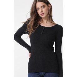 Czarna Bluzka Cabramatta. Czarne bluzki damskie Born2be, s, bez wzorów, z dzianiny, z okrągłym kołnierzem, z długim rękawem. Za 59,99 zł.