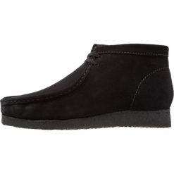 Clarks Originals WALLABEE Sznurowane obuwie sportowe black. Czarne buty sportowe męskie marki Clarks Originals, ze skóry, na sznurówki. Za 699,00 zł.