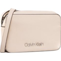 Torebka CALVIN KLEIN - Ck Must Camera Bag K60K606759 VHB. Brązowe listonoszki damskie Calvin Klein, bez wzorów, ze skóry ekologicznej, bez dodatków. Za 299,00 zł.