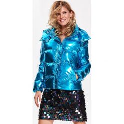 KURTKA KRÓTKA DAMSKA Z METALICZNYM POŁYSKIEM. Niebieskie kurtki damskie Top Secret, na zimę, bez wzorów, eleganckie, krótkie. W wyprzedaży za 119,99 zł.