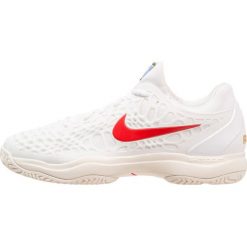 Nike Performance AIR ZOOM CAGE 3 HC Obuwie do tenisa Outdoor white/universal red/light cream/metallic gold. Białe buty do tenisa męskie Nike Performance, z gumy. Za 549,00 zł.