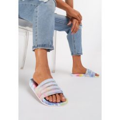 Tie Dye Różowe Klapki Heligenia. Różowe klapki damskie Renee, bez wzorów, bez obcasa, na płaskiej podeszwie. W wyprzedaży za 39,99 zł.