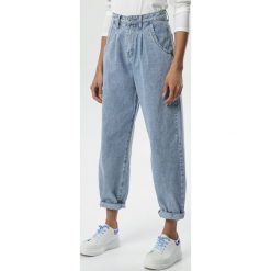 Jasnoniebieskie Jeansy Feel Your Skin. Niebieskie jeansy damskie Born2be, bez wzorów, z jeansu, z podwyższonym stanem. Za 119,99 zł.
